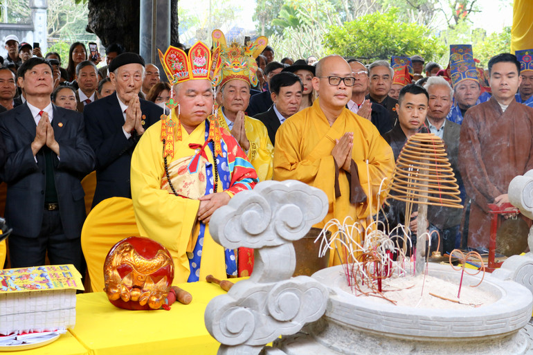 Lễ dâng hương, tưởng niệm Thái Tổ Thái thượng hoàng Trần Thừa diễn ra trong không khí linh thiêng, thành kính.