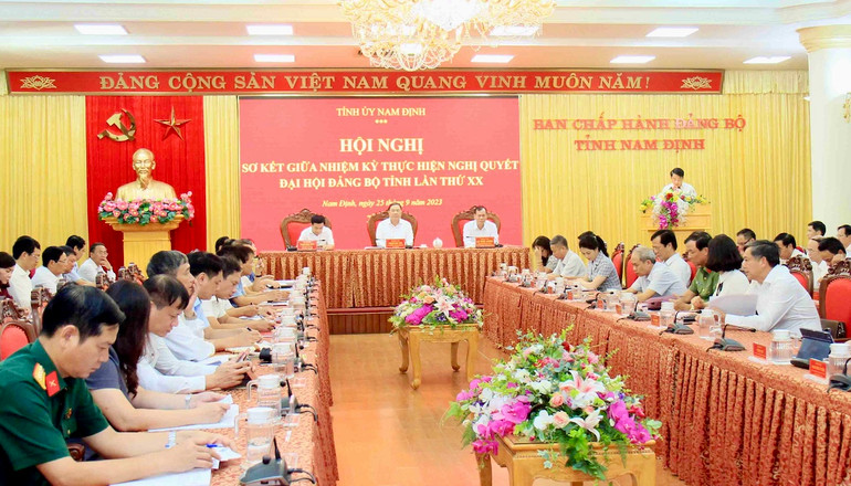 Các đại biểu dự hội nghị đã tập trung thảo luận, đóng góp nhiều ý kiến vào kết quả, hạn chế, phương hướng thực hiện các Nghị quyết Đại hội Đảng bộ tỉnh.