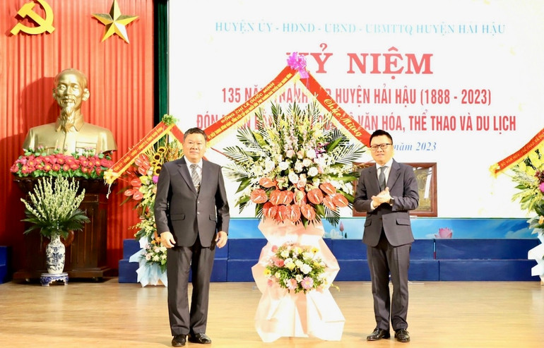 Đồng chí Lê Quốc Minh, Tổng Biên tập Báo Nhân Dân, tặng lẵng hoa tươi thắm chúc mừng huyện Hải Hậu.