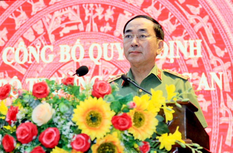 Thượng tướng Trần Quốc Tỏ phát biểu giao nhiệm vụ cho Đại tá Nguyễn Hữu Mạnh.