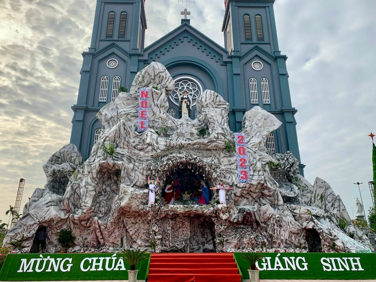 Hang đá khổng lồ được trang trí rất kỳ công tại nhà thờ Giáo xứ Xuân Dục, xã Xuân Ninh, huyện Xuân Trường (Nam Định).