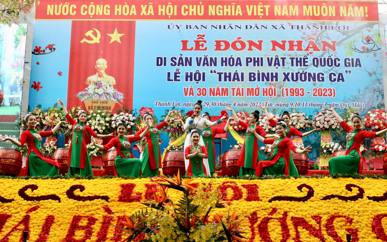 Một tiết mục văn nghệ tại Lễ đón nhận Di sản văn hóa phi vật thể quốc gia đối với Lễ hội "Thái bình xướng ca".