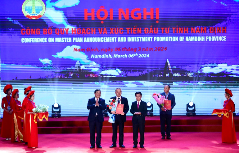 Lãnh đạo tỉnh Nam Định trao Quyết định chủ trương đầu tư và giấy chứng nhận đăng ký đầu tư và tặng hoa chúc mừng các nhà đầu tư.