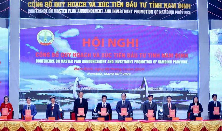 Lãnh đạo tỉnh Nam Định ký kết biên bản ghi nhớ với các doanh nghiệp, nhà đầu tư đang tìm hiểu cơ hội đầu tư tại tỉnh Nam Định.