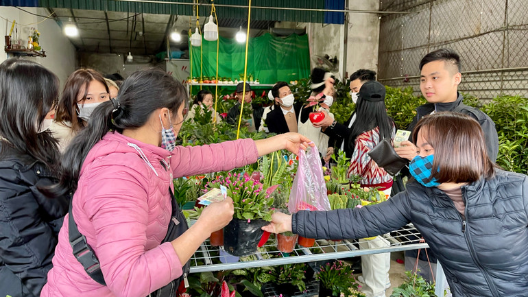 Không đặt nặng giá trị kinh tế, du khách tin rằng những món đồ nho nhỏ như một chậu hoa mua ở chợ Viềng sẽ giúp họ khởi đầu năm mới hanh thông, thuận lợi hơn.