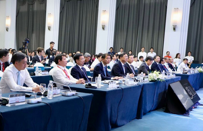 Các đại biểu dự Diễn đàn quốc gia phát triển kinh tế số và xã hội số lần thứ nhất. Các đại biểu dự Diễn đàn quốc gia phát triển kinh tế số và xã hội số lần thứ nhất.