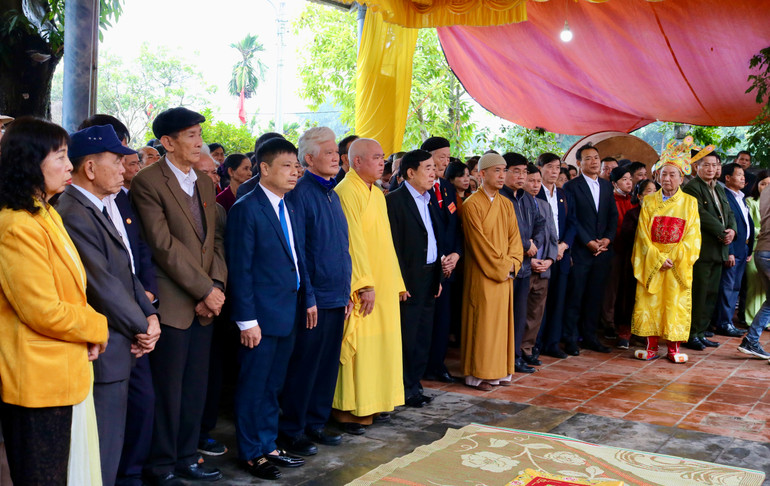Đông đảo đại biểu, người dân địa phương và con cháu họ Trần dự lễ dâng hương, tưởng niệm 789 năm Ngày mất Thái Tổ Thái Thượng hoàng Trần Thừa (1234-2023).