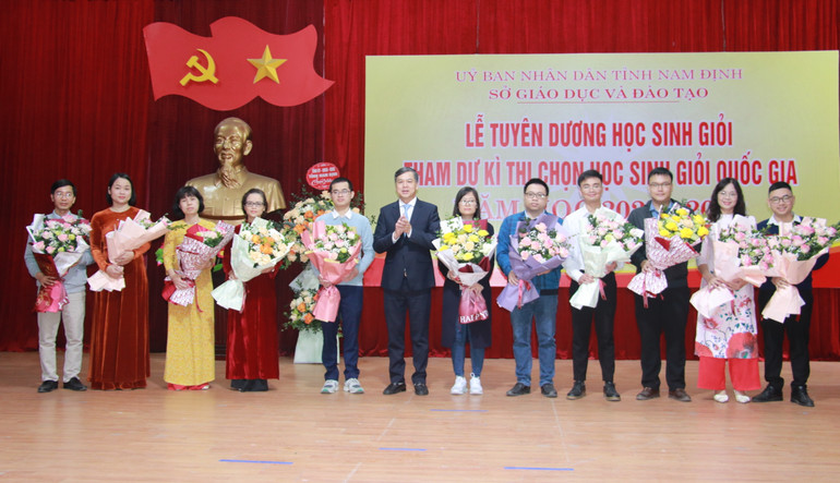 Đồng chí Trần Lê Đoài, Phó Chủ tịch Ủy ban nhân dân tỉnh Nam Định tặng hoa chúc mừng giáo viên phụ trách các đội tuyển.