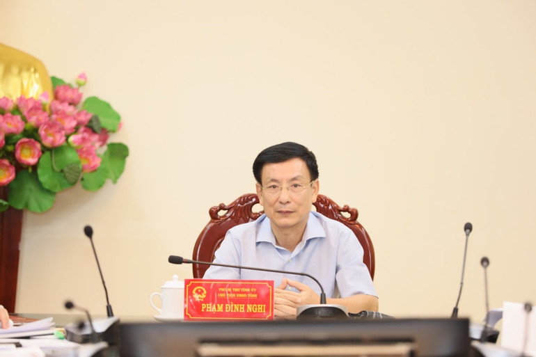 Chủ tịch Ủy ban nhân dân tỉnh Nam Định Phạm Đình Nghị yêu cầu các sở, ngành, địa phương tập trung ứng phó bão, bảo đảm an toàn tính mạng và tài sản của nhân dân.
