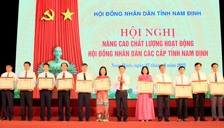 Đồng chí Phạm Đình Nghị, Chủ tịch Ủy ban nhân dân tỉnh Nam Định, trao bằng khen cho các tập thể có thành tích xuất sắc trong công tác tham mưu, phục vụ hoạt động của Hội đồng nhân dân các cấp trong tỉnh.