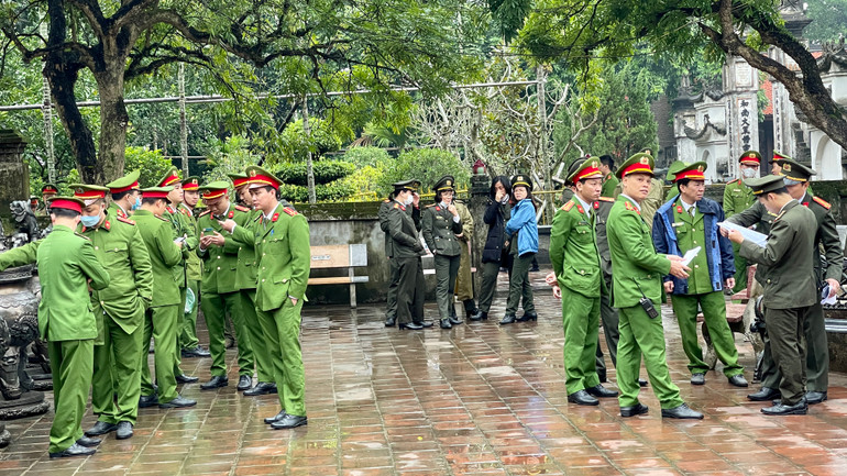 Các cán bộ, chiến sĩ chia nhiều tổ, chốt, thống nhất phương án làm nhiệm vụ trong đêm khai ấn Đền Trần vào đêm 14 tháng Giêng.