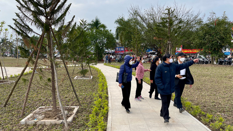 Năm nay, không gian phía trước Đền Trần trở nên khang trang, mới mẻ hơn do dự án Khu trung tâm lễ hội thuộc Khu di tích lịch sử-văn hóa thời Trần đã sắp hoàn tất giai đoạn 1. Vì vậy, du khách có thêm địa điểm để vãn cảnh, tham quan, chụp ảnh.