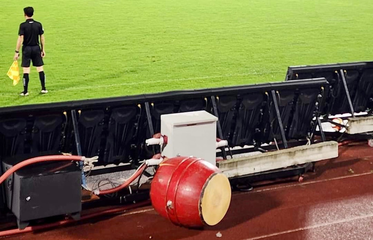 Hình ảnh chiếc trống cổ động bị ném xuống đường piste sân Thiên Trường thể hiện nỗi thất vọng lớn lao của cổ động viên Nam Định.