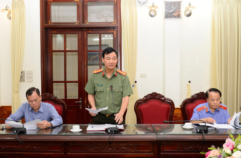 Đại tá Trần Minh Tiến, Giám đốc Công an tỉnh Nam Định báo cáo kết quả xử lý các vụ án, vụ việc về tham nhũng, tiêu cực tại cuộc họp.