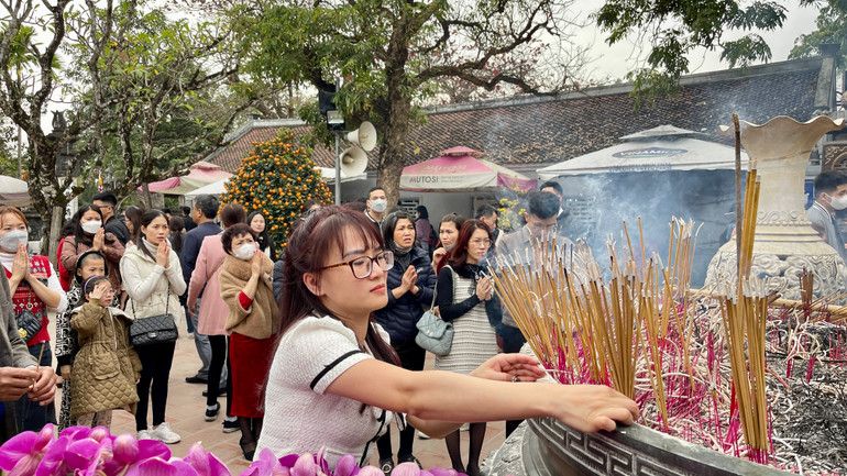 Ai cũng thành tâm cầu khấn, mong một năm mới bình an, hạnh phúc.