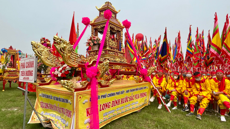 Lễ khai hội đầy mầu sắc truyền thống với sự tham gia của các đoàn rước lễ từ các đền, phủ, chùa, lăng trong Quần thể Di tích lịch sử-văn hóa Phủ Dầy. Lễ khai hội đầy mầu sắc truyền thống với sự tham gia của các đoàn rước lễ từ các đền, phủ, chùa, lăng trong Quần thể Di tích lịch sử-văn hóa Phủ Dầy.