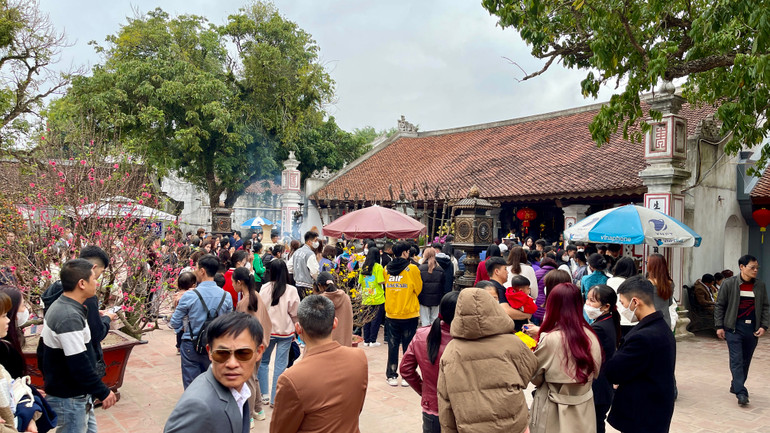 Sân đền Cố Trạch, nơi đặt bài vị Quốc công Tiết chế Hưng Đạo Đại vương Trần Quốc Tuấn chật kín du khách đến dâng hương, làm lễ.