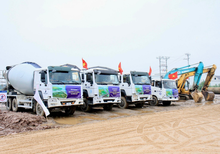 Hệ thống máy móc, thiết bị của nhà thầu thi công sẵn sàng triển khai xây dựng dự án cầu vượt sông Đáy.