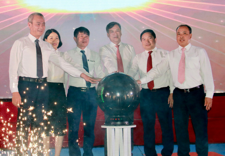 Các đại biểu thực hiện nghi thức khai mạc Ngày sách và văn hóa đọc Việt Nam tỉnh Nam Định năm 2023.