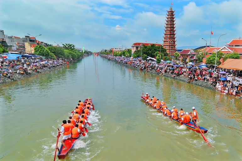 Thi đấu bơi chải tại Ngày hội văn hóa-thể thao huyện Hải Hậu dịp kỷ niệm Quốc khánh 2/9.