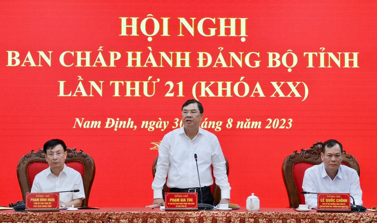 Đồng chí Phạm Gia Túc, Bí thư Tỉnh ủy Nam Định phát biểu ý kiến tại hội nghị.