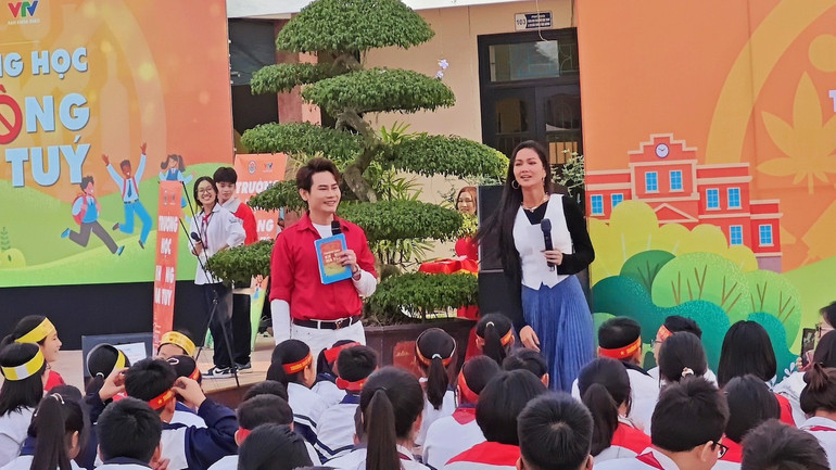 Các em học sinh sôi nổi giao lưu cùng Hoa hậu H'Hen Niê.