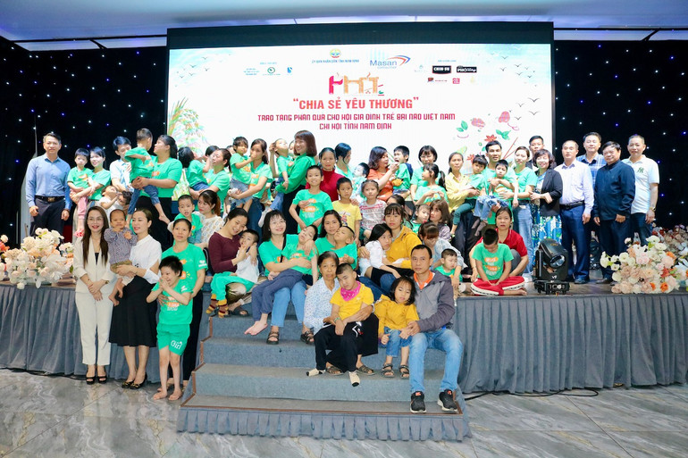Các đại biểu và các gia đình trẻ bại não được "chia sẻ yêu thương" chụp ảnh lưu niệm tại chương trình. Các đại biểu và các gia đình trẻ bại não được "chia sẻ yêu thương" chụp ảnh lưu niệm tại chương trình.