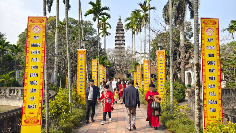 Chùa Phổ Minh, công trình thuộc Di tích quốc gia đặc biệt Đền Trần-Chùa Tháp đón rất đông người dân đến du xuân, cầu bình an.