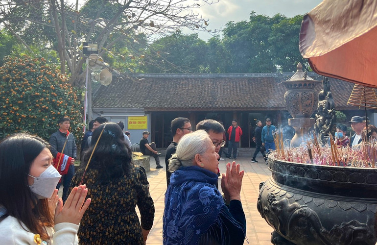 Trong không gian linh thiêng, người dân thành tâm cầu bình an, hạnh phúc cho gia đình.