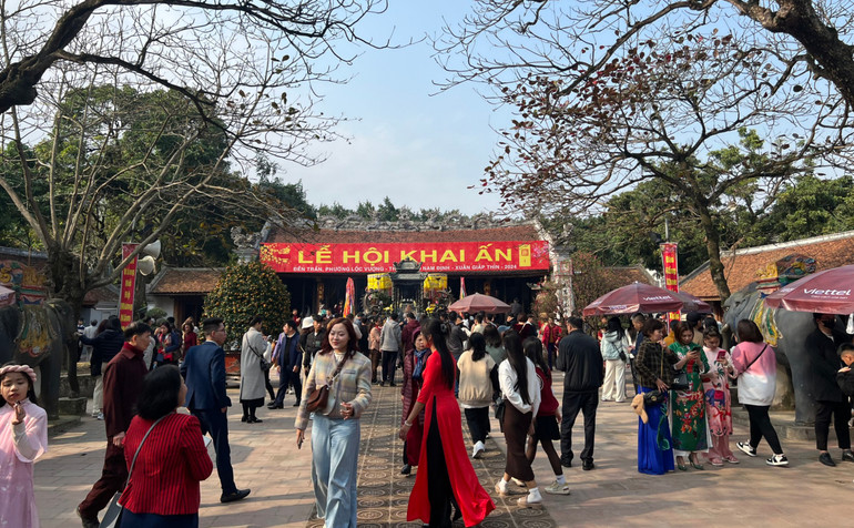 Thời tiết rất đẹp là điều kiện lý tưởng để mọi người đến Đền Trần dâng hương, làm lễ, một nét văn hóa, tâm linh đã thành thân thuộc với nhiều gia đình.