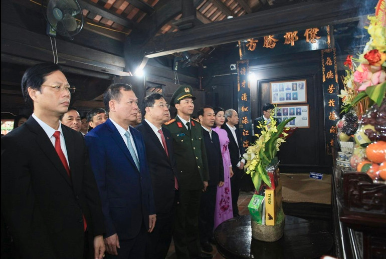 Các đại biểu tưởng niệm Tổng Bí thư Trường Chinh tại Khu lưu niệm Tổng Bí thư Trường Chinh, huyện Xuân Trường (Nam Định).