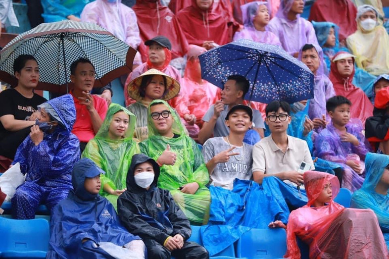 Các cổ động viên Nam Định đội mưa đến sân để "tiếp lửa" cho đội nhà.