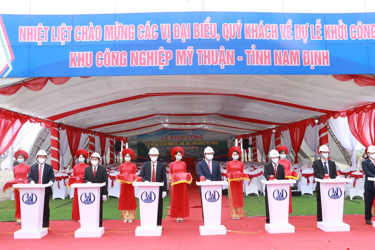 Khu công nghiệp Mỹ Thuận (rộng gần 160ha, nằm ở vị trí cửa ngõ tỉnh từ hướng Hà Nội, Hà Nam, đã thu hút được 2 tập đoàn lớn từ Đài Loan (Trung Quốc) với tổng mức đầu tư hàng trăm triệu USD. Khu công nghiệp Mỹ Thuận (rộng gần 160ha, nằm ở vị trí cửa ngõ tỉnh từ hướng Hà Nội, Hà Nam, đã thu hút được 2 tập đoàn lớn từ Đài Loan (Trung Quốc) với tổng mức đầu tư hàng trăm triệu USD.