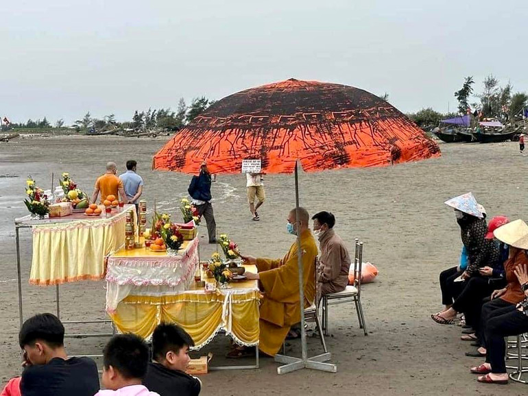 Làm lễ xin chôn cất xác cá voi, cầu mong ngư dân ra khơi bình an, thuận lợi. Làm lễ xin chôn cất xác cá voi, cầu mong ngư dân ra khơi bình an, thuận lợi.