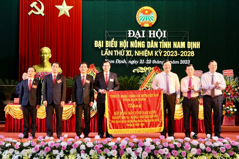 Thường trực Tỉnh ủy Nam Định tặng Đại hội bức trướng mang dòng chữ "Đoàn kết-Sáng tạo-Hội nhập-Phát triển bền vững". Thường trực Tỉnh ủy Nam Định tặng Đại hội bức trướng mang dòng chữ "Đoàn kết-Sáng tạo-Hội nhập-Phát triển bền vững".