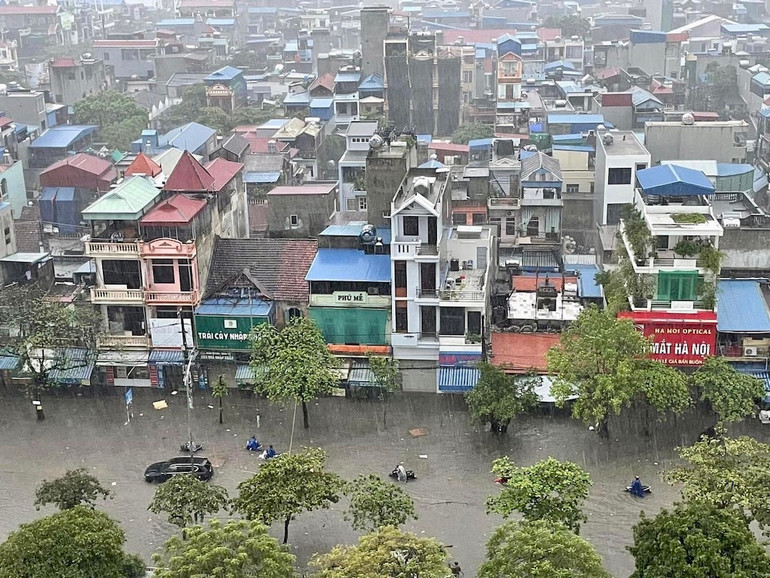 Một khu dân cư đường "thành sông" trong mưa lớn.
