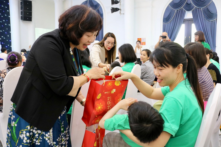 Bà Lê Thị Thiết, Chủ tịch Hiệp hội Văn hóa ẩm thực Nam Định trao quà cho các gia đình trẻ bại não. Bà Lê Thị Thiết, Chủ tịch Hiệp hội Văn hóa ẩm thực Nam Định trao quà cho các gia đình trẻ bại não.