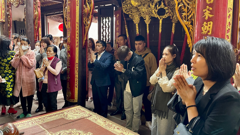 Du khách làm lễ trong không gian linh thiêng của đền Thiên Trường.