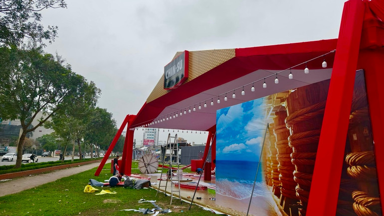 Khu vực tổ chức sự kiện tại quảng trường Khách sạn Nam Cường, thành phố Nam Định đang được gấp rút hoàn thiện.