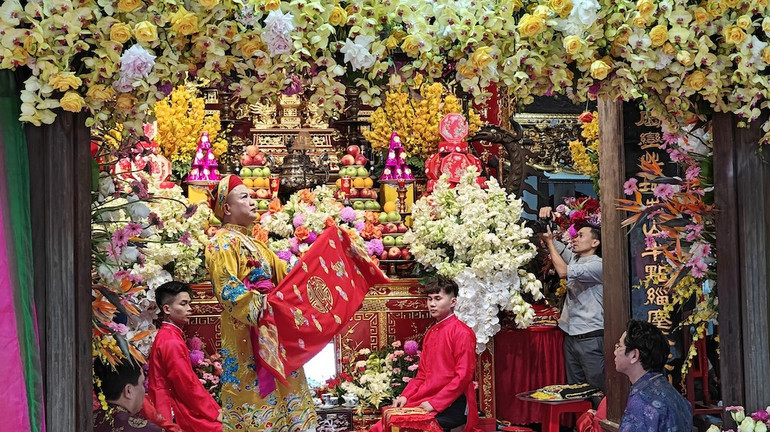 Thực hiện nghi lễ hầu đồng tại Phủ Tiên Hương thuộc Khu di tích Phủ Dầy (huyện Vụ Bản, Nam Định).