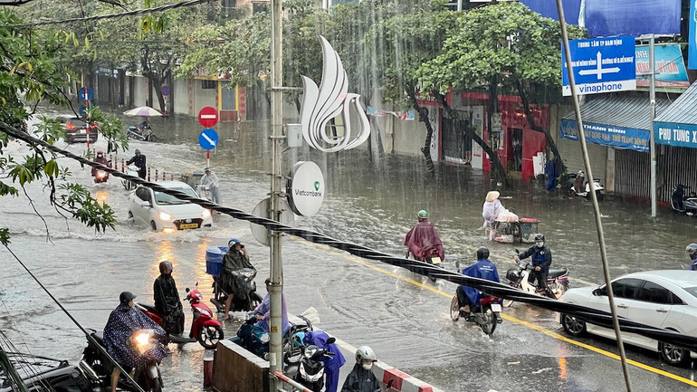 Nước ngập sâu tại khu vực chân cầu Đò Quan, đầu đường Trần Hưng Đạo, thành phố Nam Định.