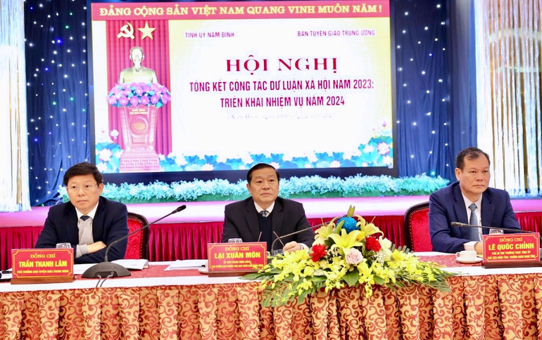 Các đồng chí chủ trì hội nghị.