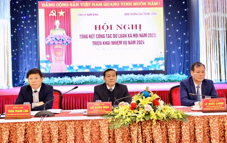 Các đồng chí chủ trì hội nghị.