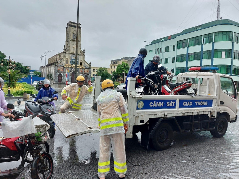 Ước tính có hàng trăm lượt phương tiện của người dân thành phố Nam Định được hỗ trợ đưa qua điểm ngập vào sáng 28/9.