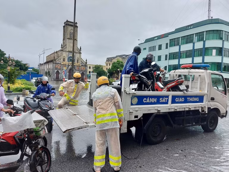 Ước tính có hàng trăm lượt phương tiện của người dân thành phố Nam Định được hỗ trợ đưa qua điểm ngập vào sáng 28/9.