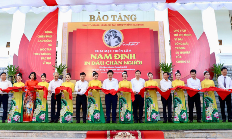 Đồng chí Nguyễn Trọng Nghĩa và các đại biểu tỉnh Nam Định thực hiện nghi thức cắt băng khai mạc triển lãm. Đồng chí Nguyễn Trọng Nghĩa và các đại biểu tỉnh Nam Định thực hiện nghi thức cắt băng khai mạc triển lãm.