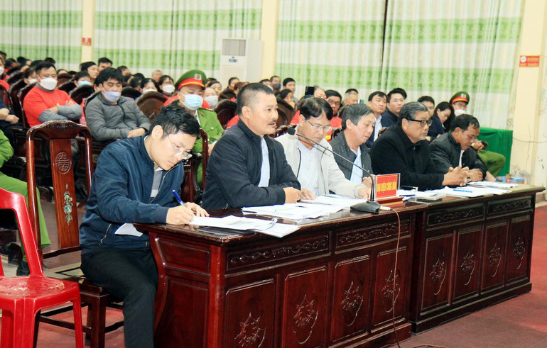 Đại diện các hộ dân Cồn Xanh và luật sư nêu kiến nghị với lãnh đạo tỉnh Nam Định tại buổi đối thoại.