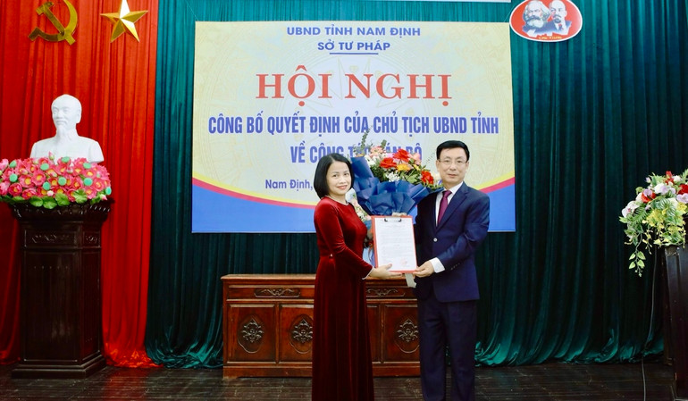 Chủ tịch Ủy ban nhân dân tỉnh Nam Định trao Quyết định bổ nhiệm đồng chí Trần Thị Thúy Hiền giữ chức vụ Giám đốc Sở Tư pháp.
