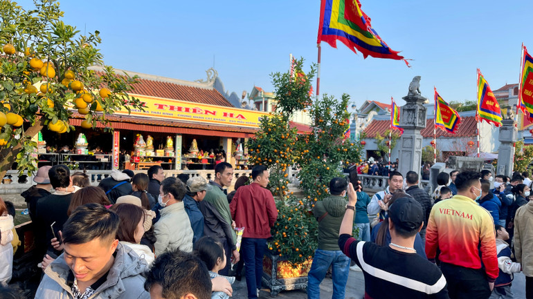 Du khách đứng chật kín sân phủ Tiên Hương, thuộc quần thể di tích Phủ Dầy, nơi thờ Thánh Mẫu Liễu Hạnh.