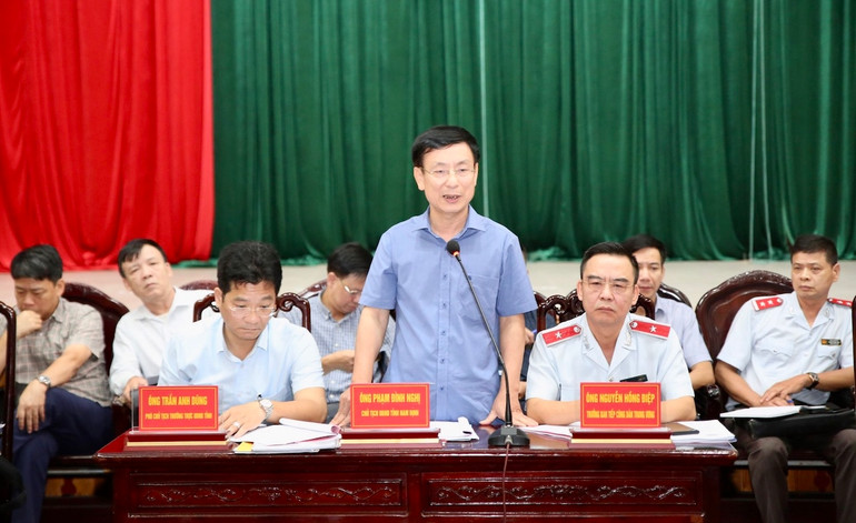 Chủ tịch Ủy ban nhân dân tỉnh Nam Định Phạm Đình Nghị chủ trì buổi đối thoại với hàng trăm người dân khu vực Cồn Xanh.